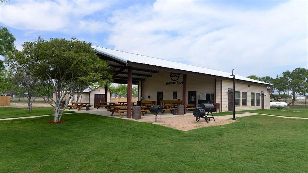 Sendero Ranch Hotel Pearsall Exterior photo